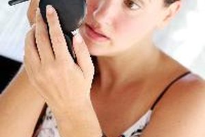 Puedes notar éstos granitos durante el aseo cuando te estás bañando o aplicando cosméticos, o cuando te pones los lentes o los aretes.