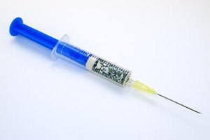 Las inyecciones de HGH contienen la hormona real, mientras que las píldoras y los polvos contienen nutrientes precursores que ayudan al cuerpo a producir la hormona.