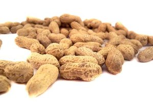 Intenta agregar castañas de cajú en tus platillos fritos justo antes de servirlos.
