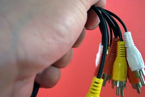 Usa cables compuestos AV para enganchar un reproductor de DVD a un televisor.