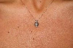 La tiroides es una glándula pequeña ubicada en la parte frontal de tu cuello.
