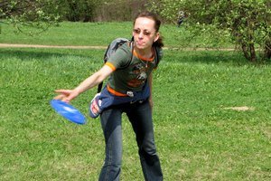 El juego herraduras polacas requiere un Frisbee.