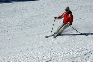 Sigue las instrucciones para lavar una chaqueta de esquí.
