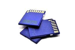 La gente usa tarjetas MicroSD en cantidad de dispositivos, incluyendo cámaras y teléfonos celulares.