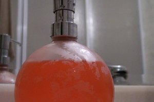 Un jabón de manos antibacterial ayudará a mantener tus manos limpias.