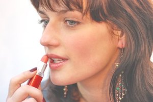 El lápiz labial le agrega color a tu cutis.