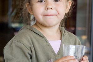 La mayoría de los niños no beben suficiente agua cada día.