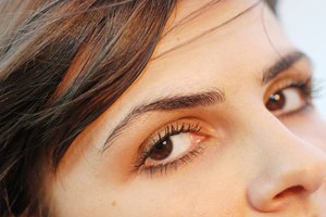 Ciertos ejercicios pueden ayudar a tonificar los músculos alrededor de los ojos.