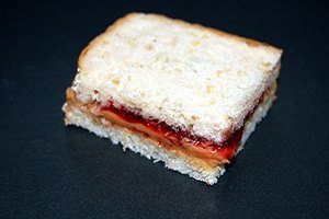 Un sándwich de mantequilla de cacahuete y jalea es una buena fuente de grasas saludables para el corazón.