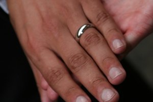 Las uñas sanas y atractivas mejoran la apariencia de un hombre.