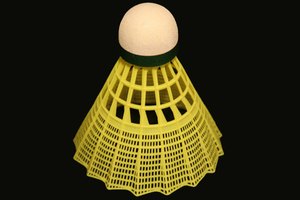 El badminton incluye destrezas fundamentales.
