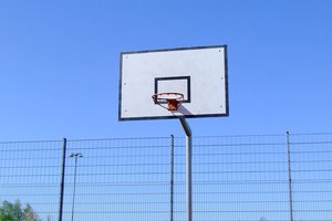 La habilidad de hacer una volcada en baloncesto puede entrenarse a través de la pliometría.