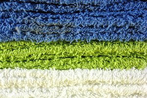 Prepara una compresa tibia para tu grano profundo utilizando un paño.