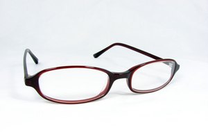 Muchos rayones en los lentes de plástico se pueden reparar en casa.