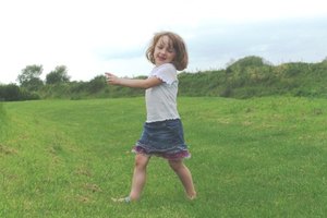 Pon música y compartan el ritmo con tu hijo.