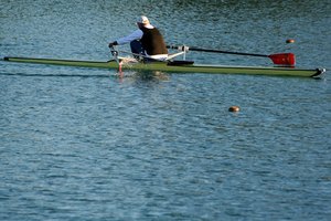 Una máquina de remo te permite imitar los movimientos de remar.