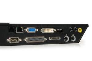 Los tres puertos de audio básicos transmiten audio analógico y son compatibles con la mayoría de los altavoces de escritorio.
