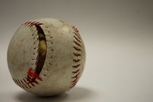 El lanzamiento lento de softbol masculino sigue la mayoría de las reglas ASA, con unas pequeñas variantes.