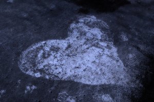 Si el dolor se acompaña de sudoración, náuseas, falta de aliento u otros síntomas de un ataque al corazón.