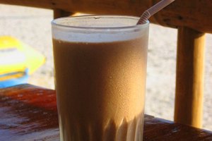 Los licuados con crema de cacahuate aumentan las calorías y las proteínas cuando se está bajo tratamiento.