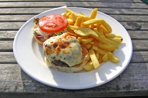 Limitar tus comidas grasosas, ricas en azúcar y saladas puede disminuir tu riesgo de cáncer de próstata.