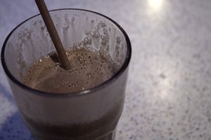Disfruta de un batido orgánico de chocolate y dátiles en el desayuno.