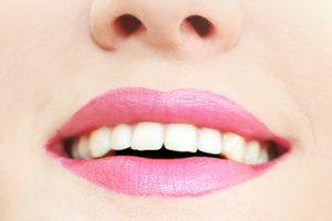 Consumir una variedad de vitaminas puede ayudar a mantener dientes y encías sanas.
