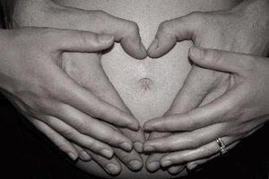 Aunque el dolor abdominal derecho puede ser normal durante el embarazo, también podría indicar un rango de condiciones de salud potencialmente mortales.