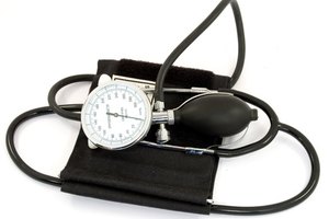 La hipertensión es el nombre dado a la hipertensión arterial crónica y con frecuencia es indicativa de problemas de salud subyacentes.