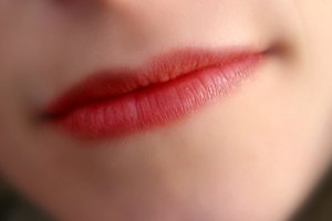 Utiliza el aceite de jojoba como bálsamo para los labios, brillos y limpiadores.