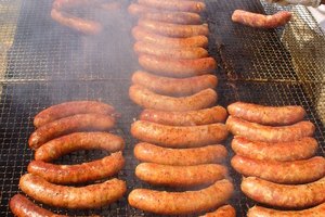 Puedes disfrutar de las salchichas polacas con moderación mientras estás embarazada.