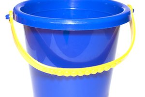 Este balde es un recipiente perfecto para agua jabonosa y caliente.