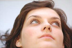 La crema de reparación intensiva de ojos Demalogica contiene vitamina B-5, A, C y E.