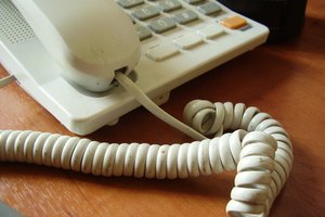 Las conexiones telefónicas requieren dos cables.