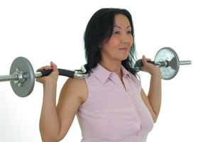 Considerado el rey de ejercicios del cuerpo inferior, la sentadilla ayudará a construir más masa muscular en tus glúteos.