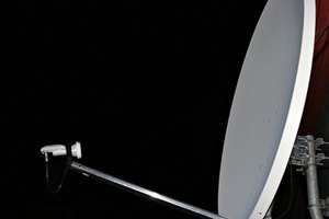 El LNB está situado sobre el extremo del brazo y se orienta hacia la antena.