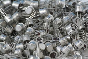 Los transistores son tan comunes que se encuentran en casi todos los dispositivos electrónicos.