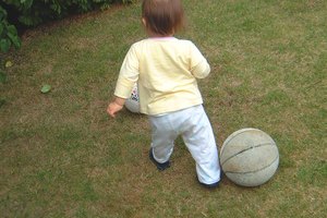 Jugar con la pelota es divertido para los pequeños.
