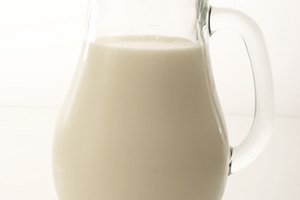 El suero de leche, como la leche regular, es alto en calcio.