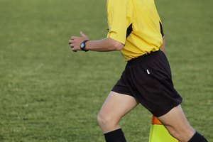 El líquido puede aparecer en la rodilla por varias razones.