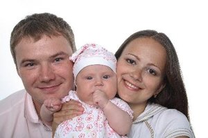 Los padres contribuyen al desarrollo y la salud emocional de sus hijos.