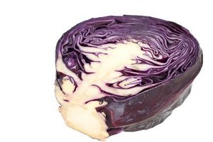 La col morada fresca le da sabor a las ensaladas verdes.