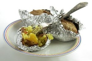 La fibra en las papas horneadas pueden prevenir el estreñimiento y la diarrea.