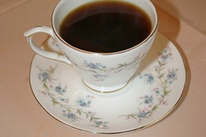 El café negro es uno de los líquidos claros permitidos en la preparación para la colonoscopia.