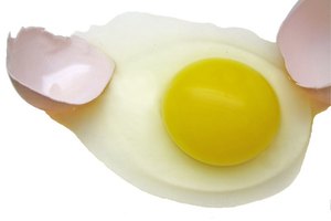 No consumas la yema y estarás eliminando varios de los elementos negativos del huevo.