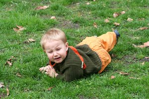 Los niños que se fracturan en o cerca de las placas de crecimiento pueden estar en un mayor riesgo de complicaciones que aquellos con fracturas por avulsión.