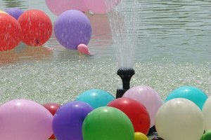 Los juegos de agua del patio trasero son un tiempo para estar con los amigos y la familia, pasando un buen rato haciendo algo de ejercicio.