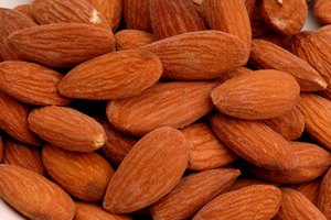 Las almendras crudas son buena fuente de grasas saludables para el corazón.