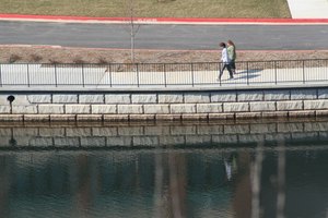 Caminar es un ejercicio de cardio de bajo impacto.