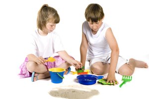 Proporciona actividades para enseñar a tus hijos a jugar de forma cooperativa en grupo.